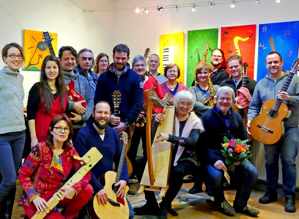 Strahlenede Musiker und Musikerinnen nach Fortbildungskurs