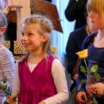 Blumen fürs erste Konzert!, glückliche Musikkinder